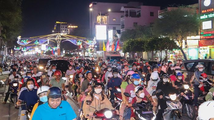 Đường phố TP.HCM và Hà Nội đông nghẹt người trong đêm vọng Giáng sinh
