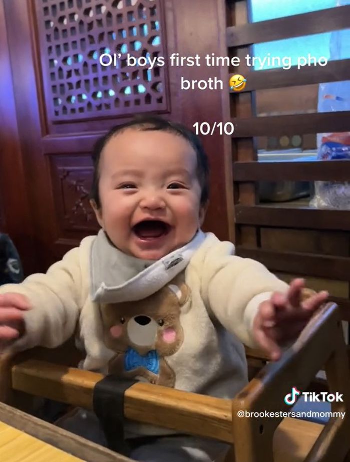 Em bé nước ngoài cười toe toét, thích thú khi lần đầu ăn phở