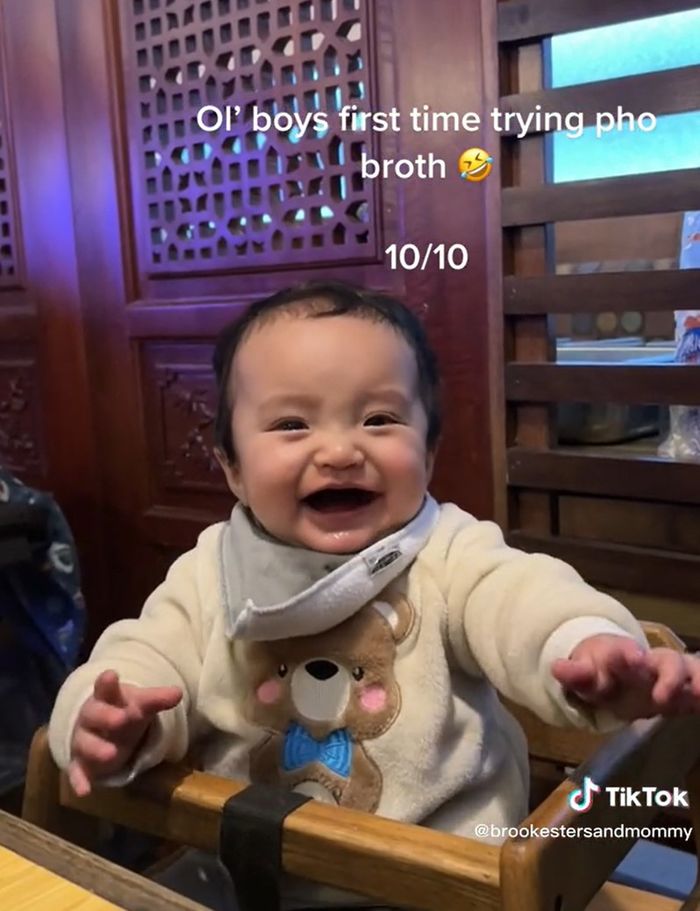 Em bé nước ngoài cười toe toét, thích thú khi lần đầu ăn phở