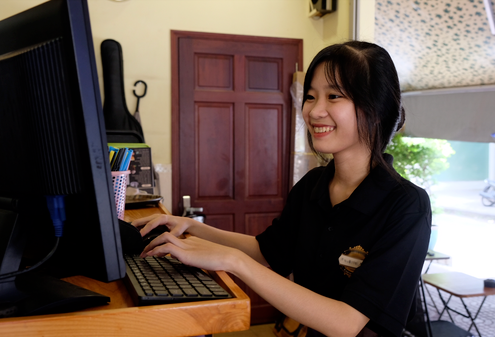 Em gái cúi lạy cảm ơn anh trai đã nghỉ học để nhường cơ hội cho mình