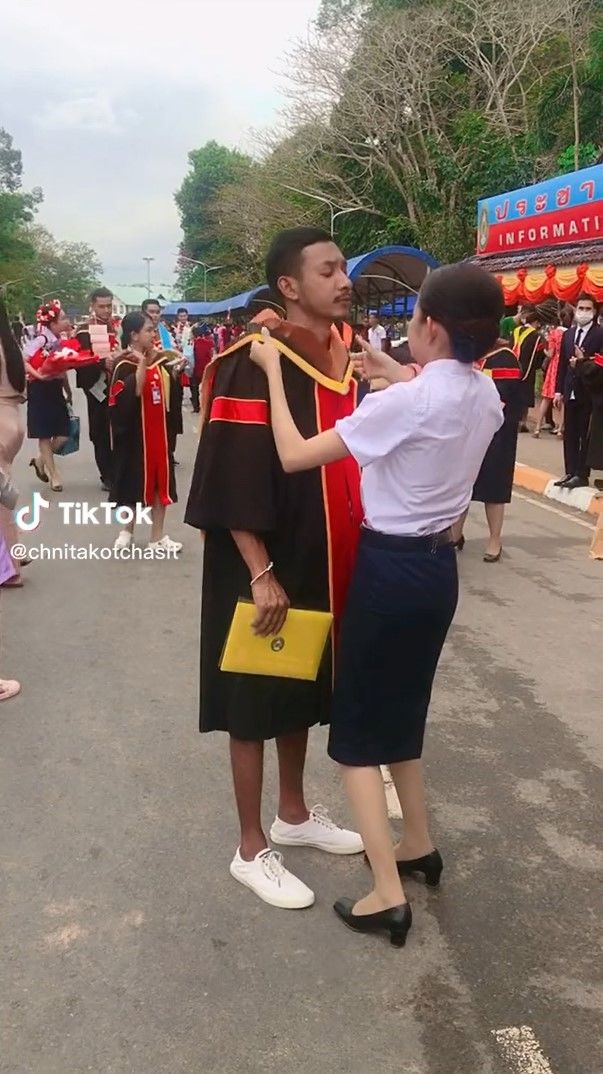 Em gái cúi lạy cảm ơn anh trai đã nghỉ học để nhường cơ hội cho mình