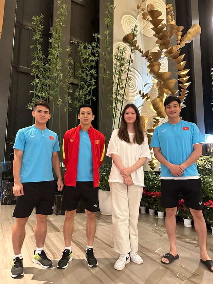 Em gái cùng gia đình đến thăm Văn Lâm trong chuyến tập huấn Vũng Tàu