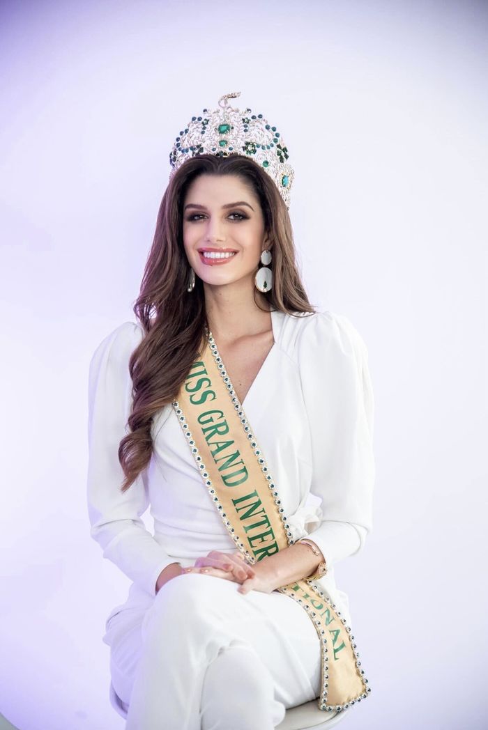 Fan tiếc cho Miss Grand International 2022 sau chiến thắng chỉ hát hò