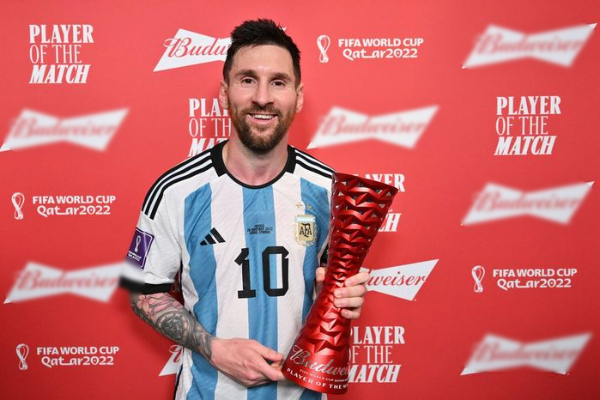 Fan cứng CR7 bị vợ Messi mắng vì hành động nghịch ngợm trên khán đài