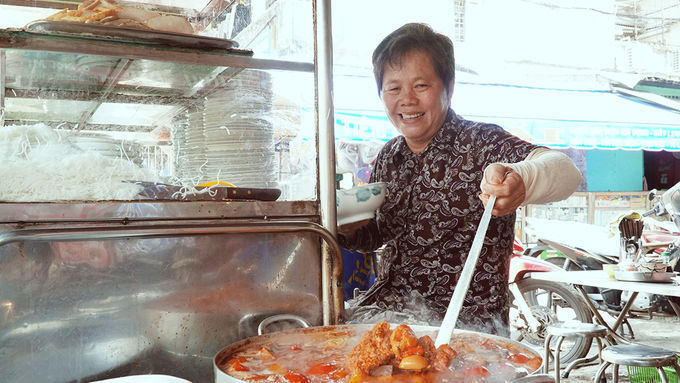 Gánh bún riêu “Bà Điếc” nổi đình nổi đám, ngày bán cả nghìn tô