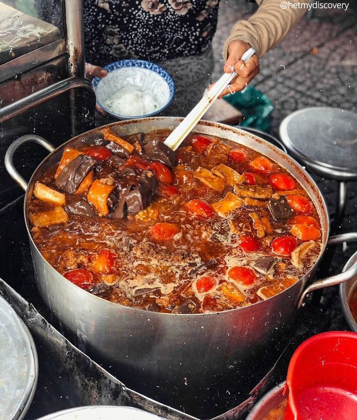 Gánh bún riêu “Bà Điếc” nổi đình nổi đám, ngày bán cả nghìn tô