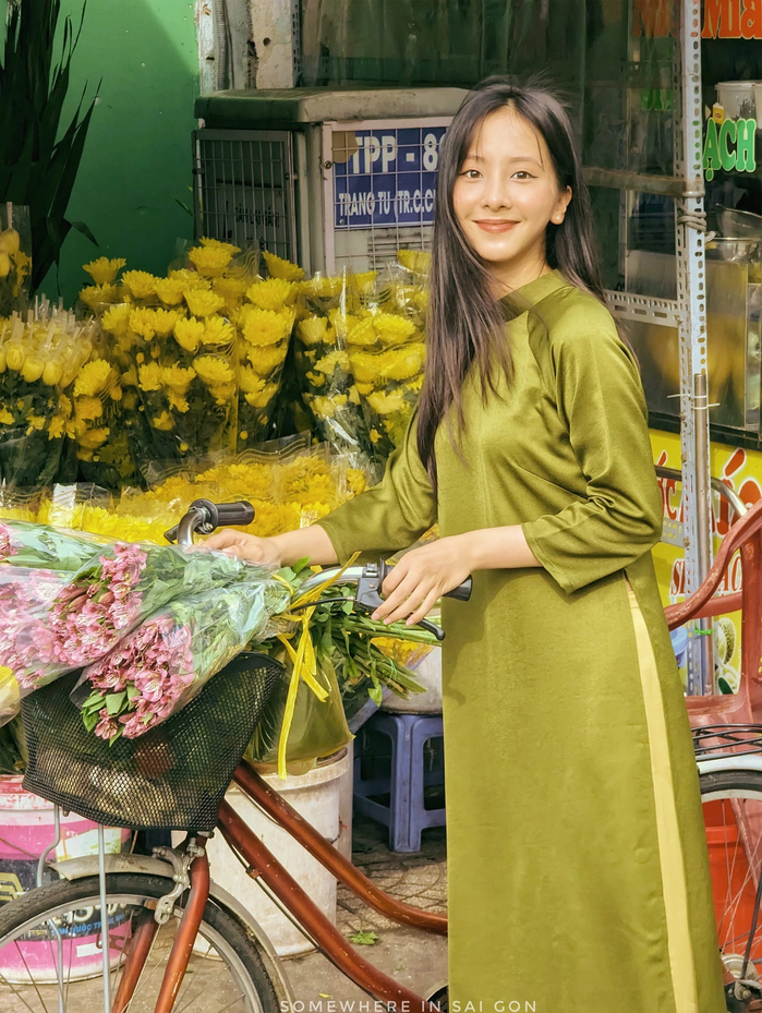 Giới trẻ kéo đến các khu chợ truyền thống ở TP.HCM chụp ảnh Tết