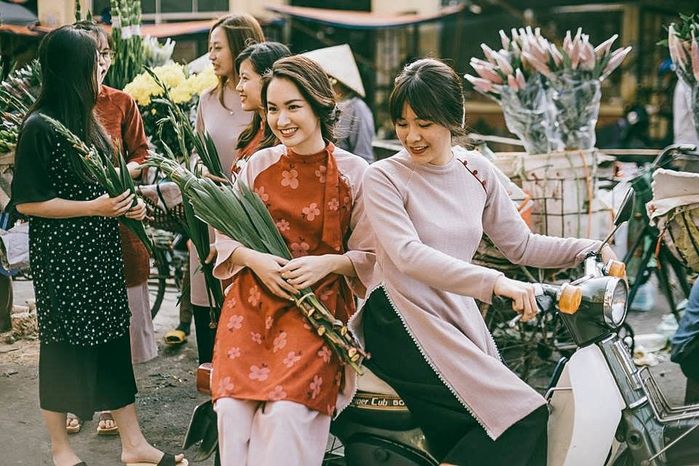Giới trẻ kéo đến các khu chợ truyền thống ở TP.HCM chụp ảnh Tết