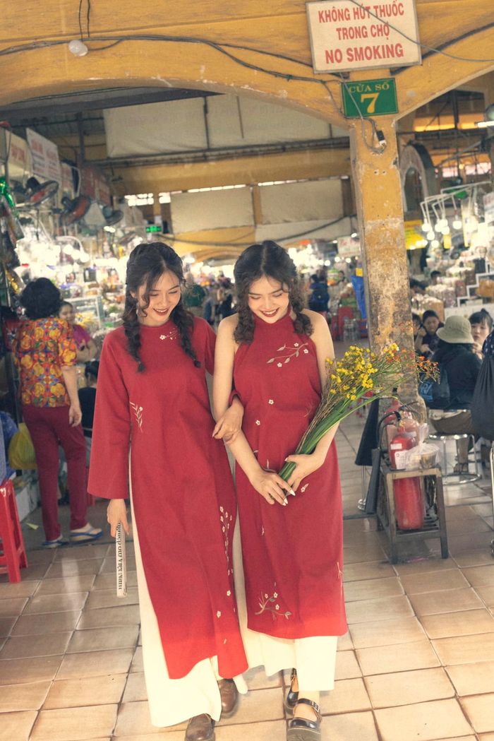 Giới trẻ kéo đến các khu chợ truyền thống ở TP.HCM chụp ảnh Tết