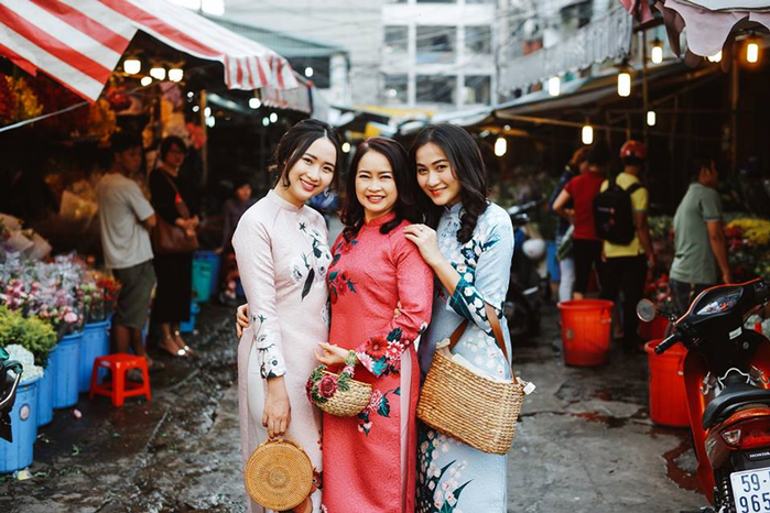 Giới trẻ kéo đến các khu chợ truyền thống ở TP.HCM chụp ảnh Tết