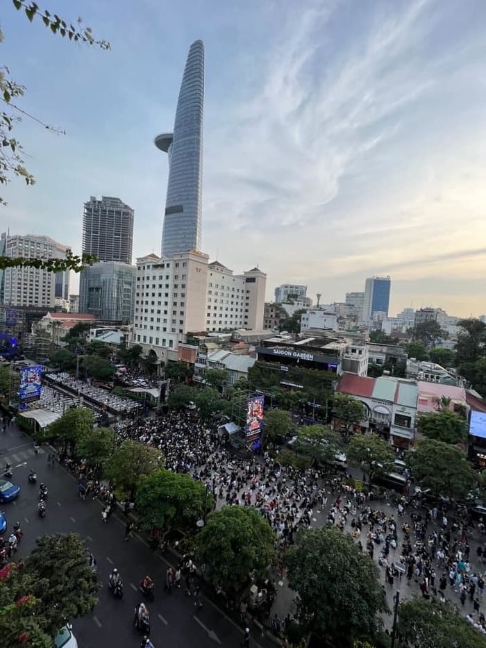 Giới trẻ Sài thành vây kín phố đi bộ xí chỗ cho đêm countdown 2023