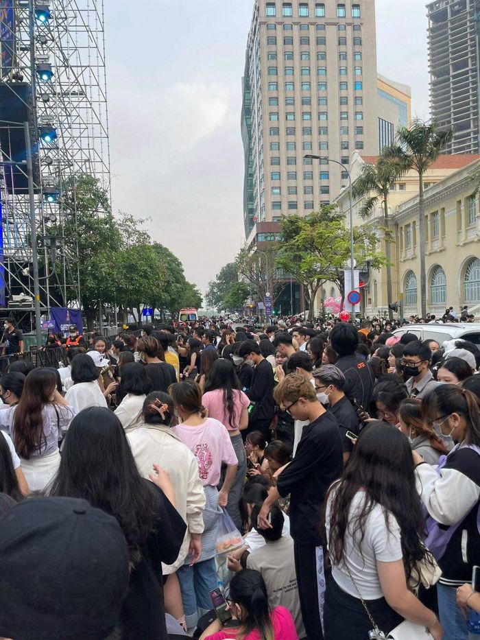 Giới trẻ Sài thành vây kín phố đi bộ xí chỗ cho đêm countdown 2023