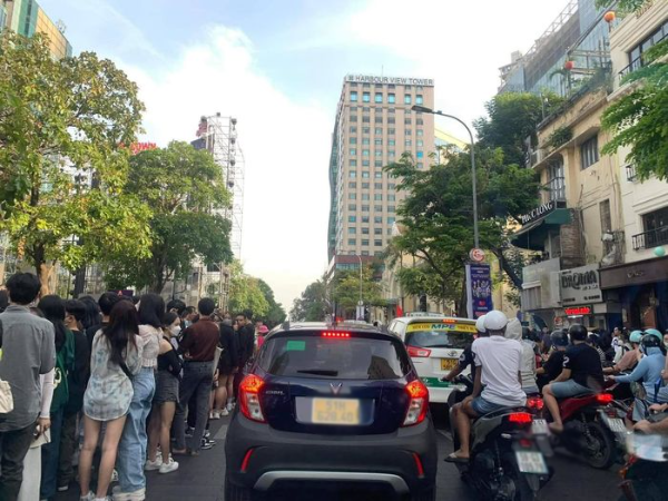 Giới trẻ Sài thành vây kín phố đi bộ xí chỗ cho đêm countdown 2023