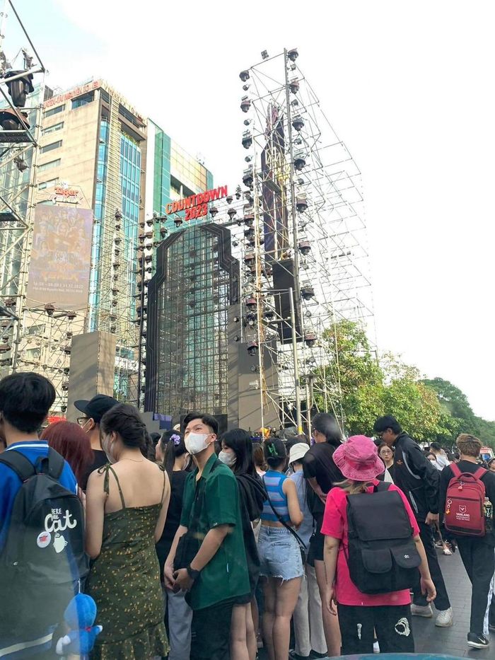 Giới trẻ Sài thành vây kín phố đi bộ xí chỗ cho đêm countdown 2023