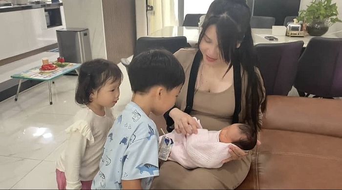 Hậu sinh con thứ 3 cho chồng, Thanh Trần được tặng ô tô đắt đỏ