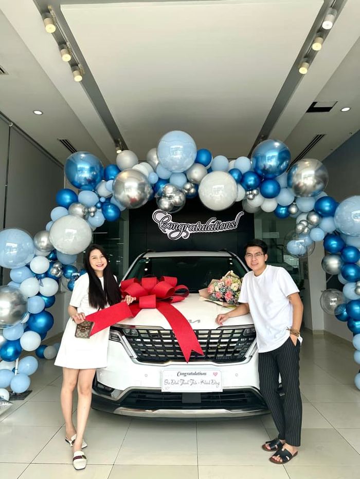 Hậu sinh con thứ 3 cho chồng, Thanh Trần được tặng ô tô đắt đỏ