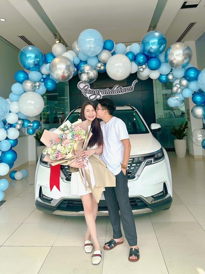 Hậu sinh con thứ 3 cho chồng, Thanh Trần được tặng ô tô đắt đỏ