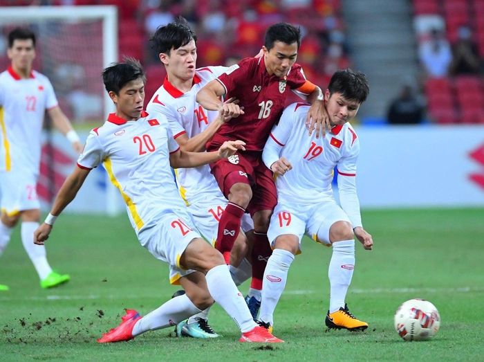 Quang Hải về nước tham dự AFF Cup, bạn gái tin đồn cùng xuất hiện