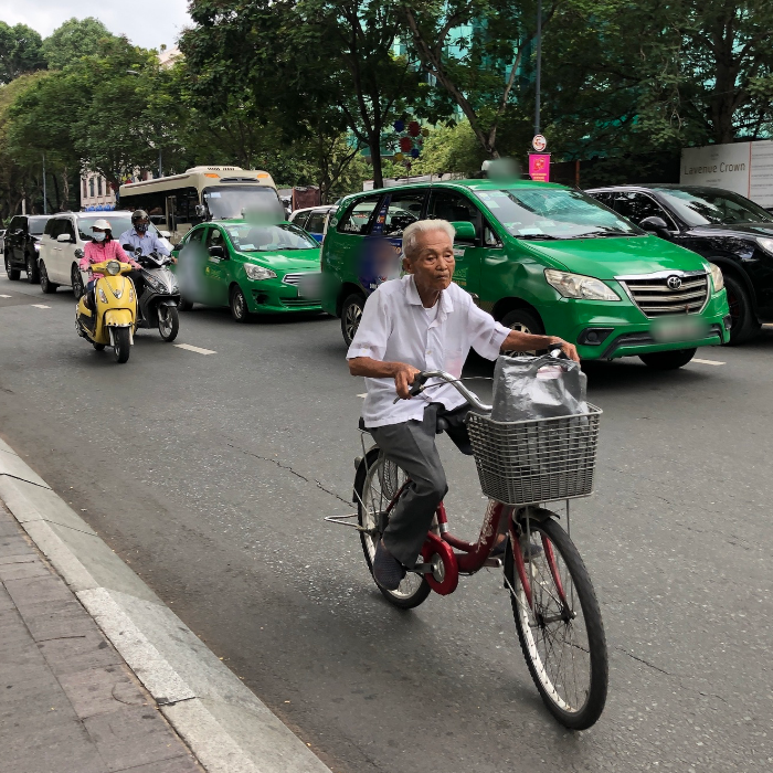 Cụ bà U85 dành hơn nửa thế kỷ viết câu chuyện về tà áo truyền thống