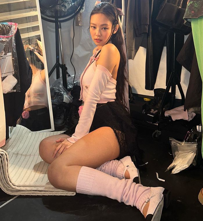Idol Kpop có tố chất ngôi sao: V, Jennie thở thôi cũng nổi