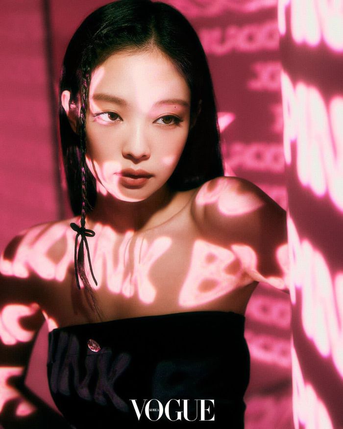 Idol Kpop có tố chất ngôi sao: V, Jennie thở thôi cũng nổi