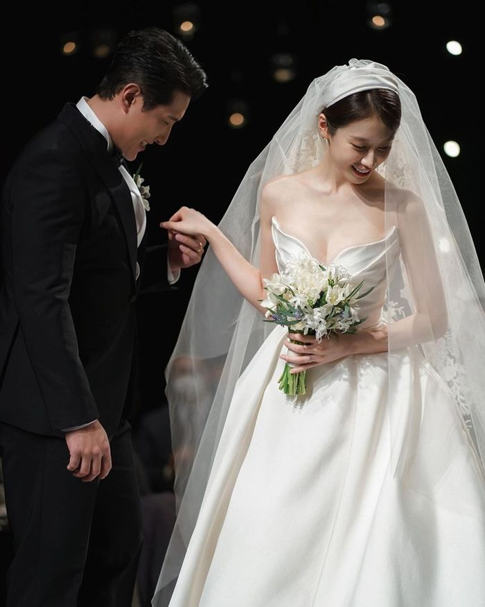 Jiyeon là cô dâu số hưởng: Được chồng cưng, IU tặng quà kim cương