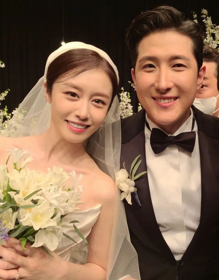 Jiyeon là cô dâu số hưởng: Được chồng cưng, IU tặng quà kim cương
