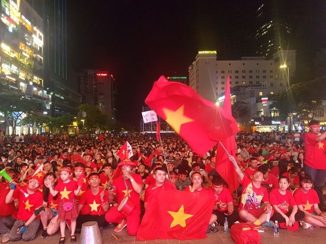 Khách Tây choáng vì tinh thần cổ vũ World Cup cuồng nhiệt từ CĐV Việt