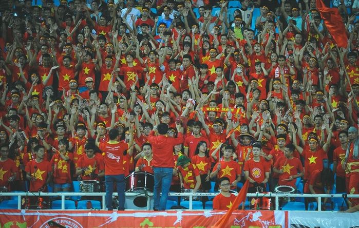 Khách Tây choáng vì tinh thần cổ vũ World Cup cuồng nhiệt từ CĐV Việt