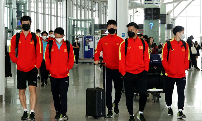 Khách Tây choáng vì tinh thần cổ vũ World Cup cuồng nhiệt từ CĐV Việt