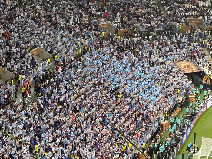Khách Tây choáng vì tinh thần cổ vũ World Cup cuồng nhiệt từ CĐV Việt