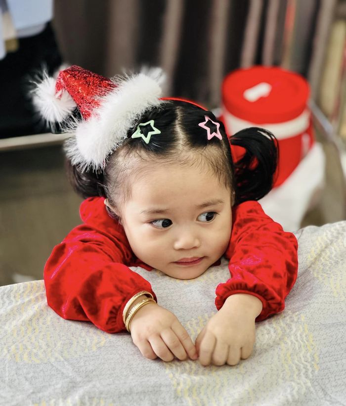 Khung hình Giáng sinh ấm áp của gia đình Lê Dương Bảo Lâm