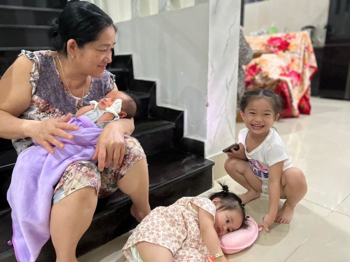 Khung hình Giáng sinh ấm áp của gia đình Lê Dương Bảo Lâm