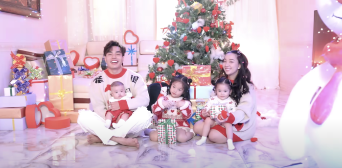 Khung hình Giáng sinh ấm áp của gia đình Lê Dương Bảo Lâm