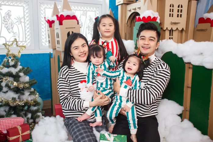 Khung hình Noel ấm áp nhà Vân Trang: Mẹ ba con tự lo từ chi tiết nhỏ
