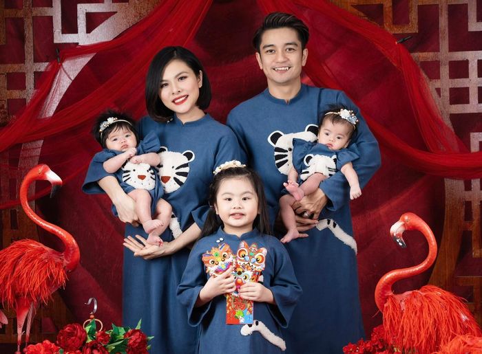 Khung hình Noel ấm áp nhà Vân Trang: Mẹ ba con tự lo từ chi tiết nhỏ