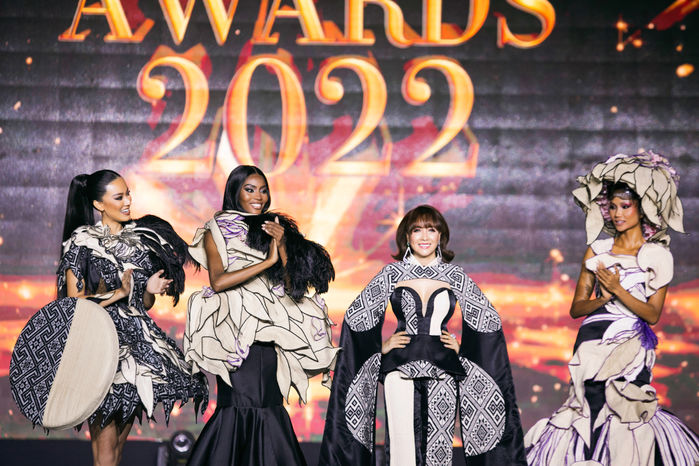 Kim Duyên đọ trình catwalk cùng đương kim Miss Supranational