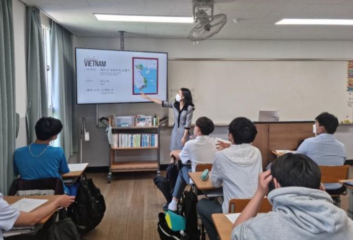 Làm việc tại hòn đảo Jeju, cô giáo 9x được học sinh gửi tặng giấy khen