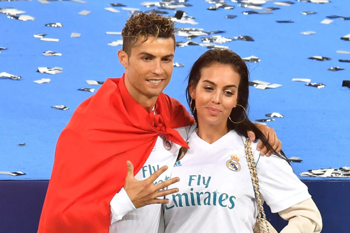 Lần đầu tiên Ronaldo ngồi dự bị, bà xã lên tiếng trách HLV Bồ Đào Nha