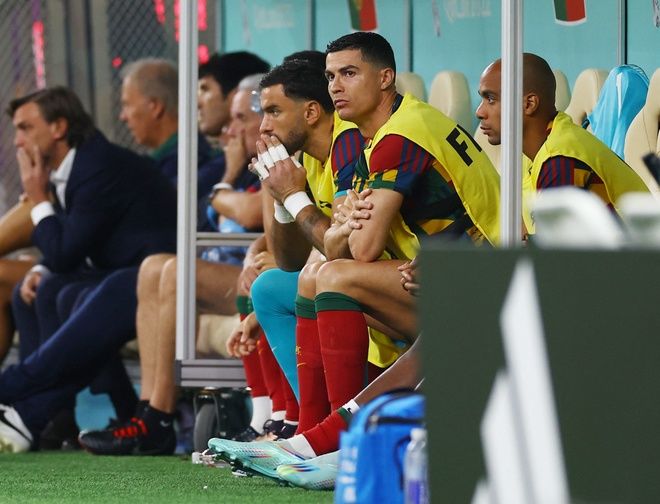 Lần đầu tiên Ronaldo ngồi dự bị, bà xã lên tiếng trách HLV Bồ Đào Nha