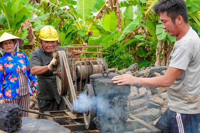 Lão nông hơn 8 năm bỏ tiền túi đi vá đường: Tiền ít, nghĩa nhiều