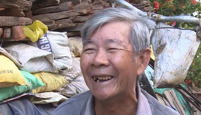 Lão nông hơn 8 năm bỏ tiền túi đi vá đường: Tiền ít, nghĩa nhiều