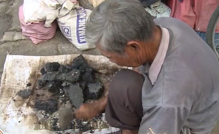Lão nông hơn 8 năm bỏ tiền túi đi vá đường: Tiền ít, nghĩa nhiều