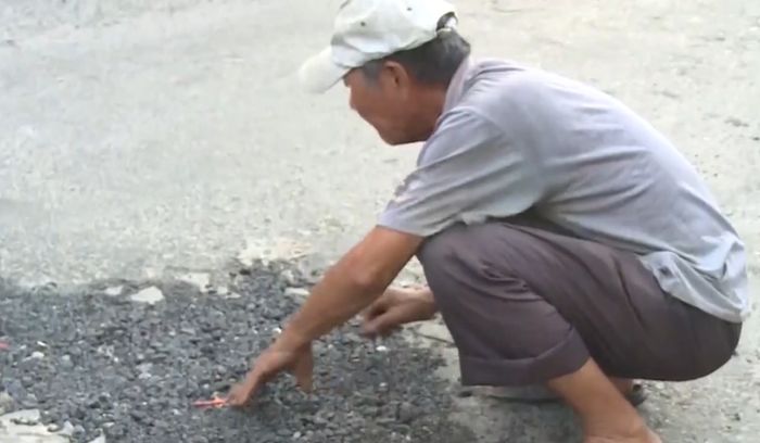 Lão nông hơn 8 năm bỏ tiền túi đi vá đường: Tiền ít, nghĩa nhiều