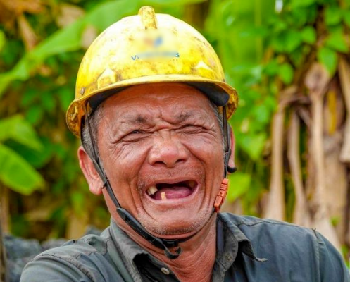 Lão nông hơn 8 năm bỏ tiền túi đi vá đường: Tiền ít, nghĩa nhiều