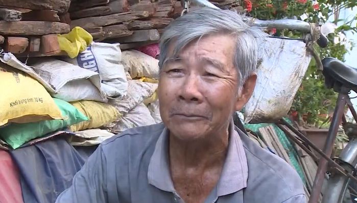 Lão nông hơn 8 năm bỏ tiền túi đi vá đường: Tiền ít, nghĩa nhiều