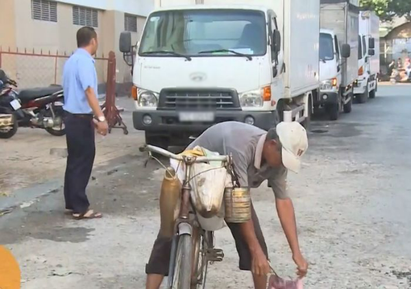Lão nông hơn 8 năm bỏ tiền túi đi vá đường: Tiền ít, nghĩa nhiều