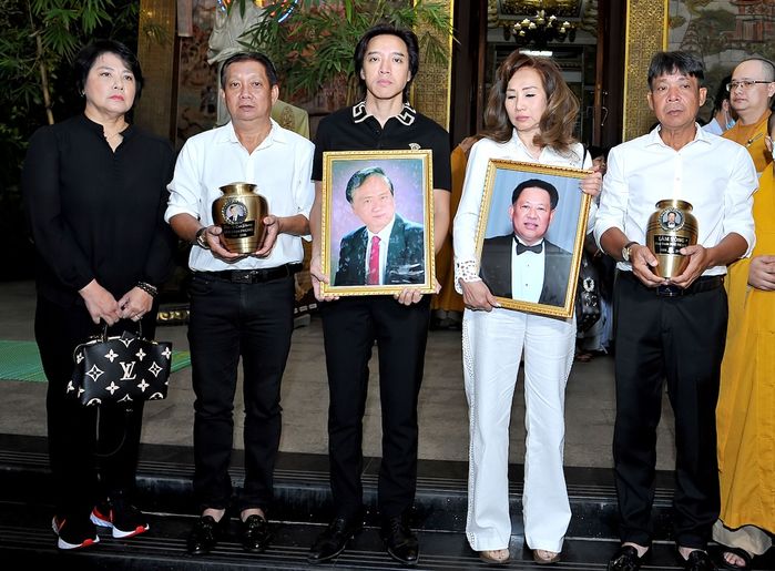 Lễ tang nghệ sĩ Lam Phương tại Việt Nam: Như Quỳnh xúc động đến viếng