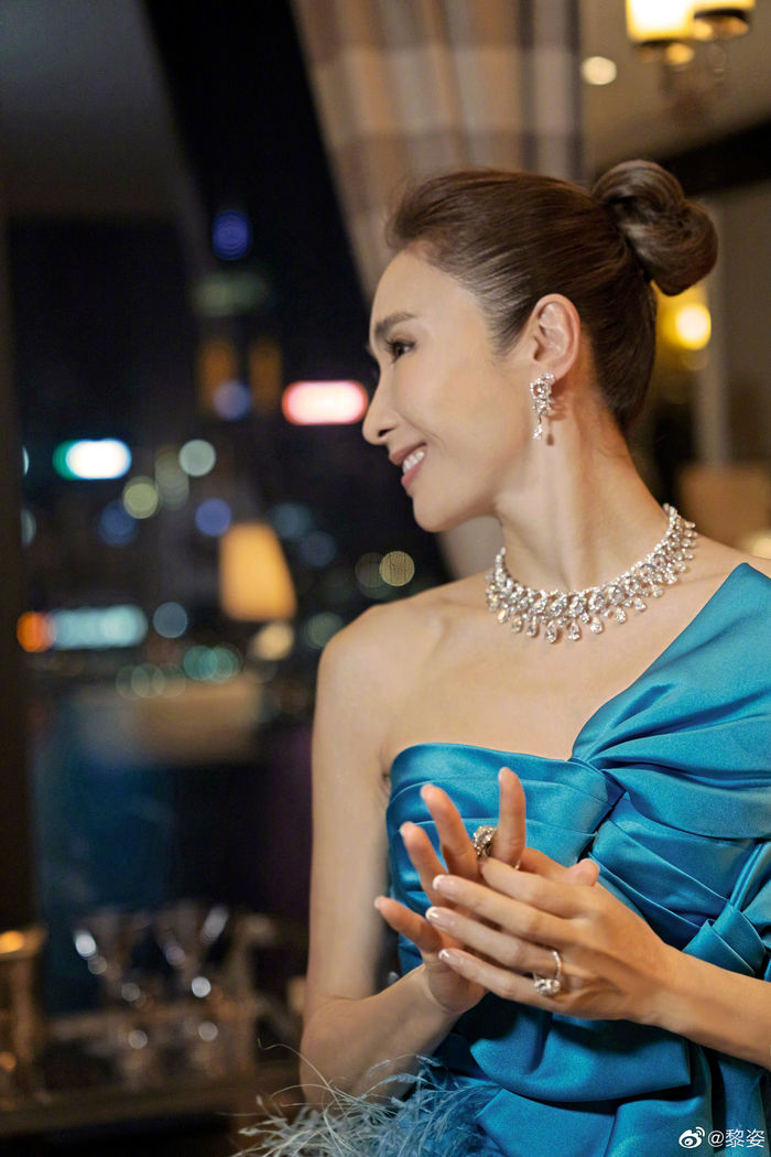 Lê Tư - Lưu Gia Linh đọ sắc chung khung hình: Ai ngỡ họ đã U60
