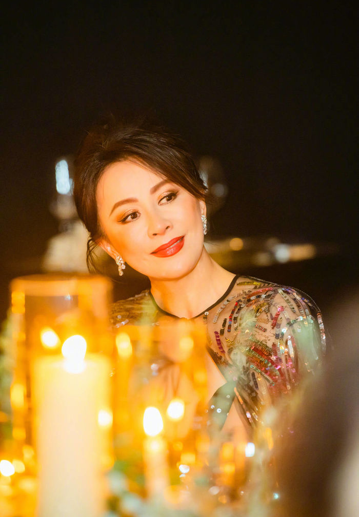 Lê Tư - Lưu Gia Linh đọ sắc chung khung hình: Ai ngỡ họ đã U60